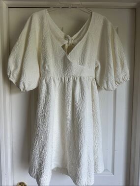 Women's Textured White Puff-Sleeve Dress